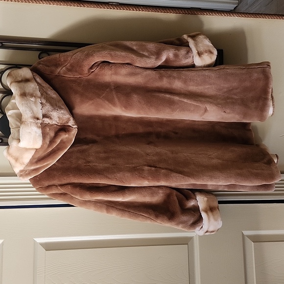 Dennis Basso reversible faux fur teddy coat with hood - Picture 3 of 5